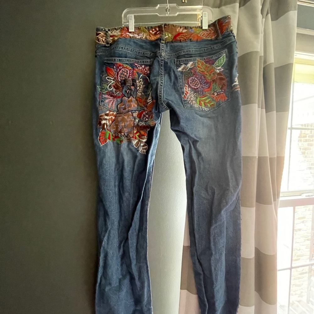 embroidered low rise jeans